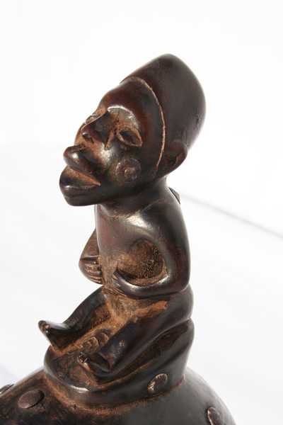 Kongo (hochet), d`afrique : Rép.démoncratique du Congo., statuette Kongo (hochet), masque ancien africain Kongo (hochet), art du Rép.démoncratique du Congo. - Art Africain, collection privées Belgique. Statue africaine de la tribu des Kongo (hochet), provenant du Rép.démoncratique du Congo., 1519/2480  cloche Dibu:Hochet en bois H.t.21cm., elle représente une très belle statue d